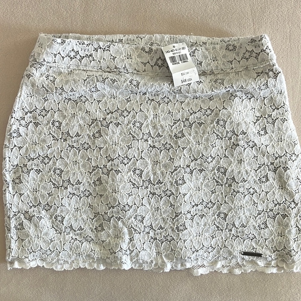 NWT Abercrombie & Fitch white lace patterned skirt (XS)